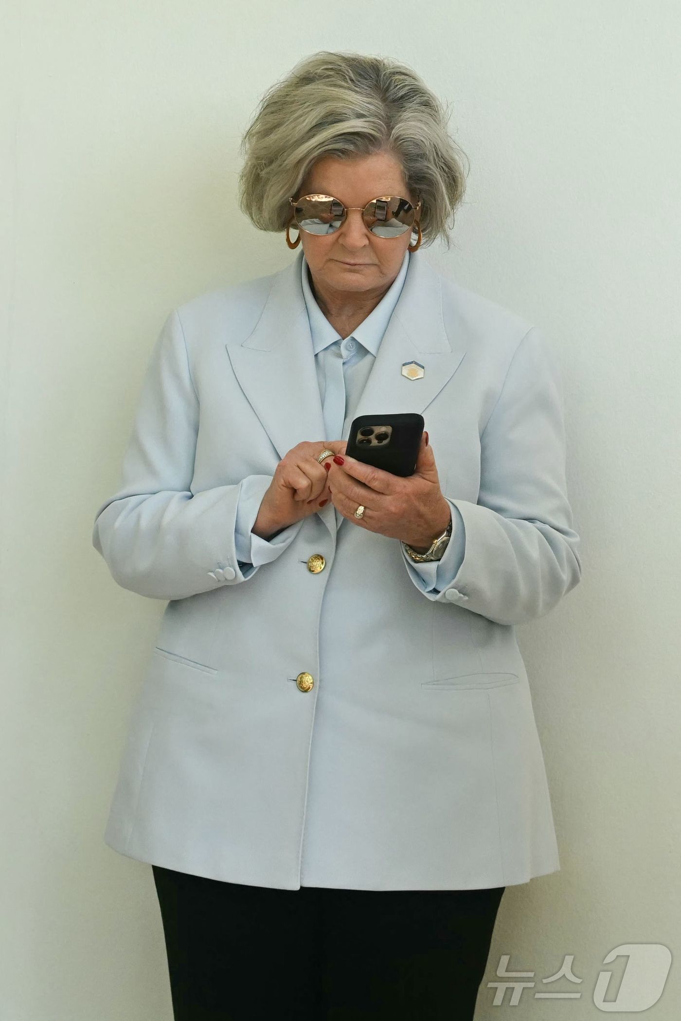 (워싱턴 AFP=뉴스1) 우동명 기자 = 수지 와일스 백악관 비서실장이 1일(현지시간) 워싱턴 백악관에서 열린 '국가 기도의 날' 행사서 도널드 트럼프 대통령의 연설 중 휴대폰을 …