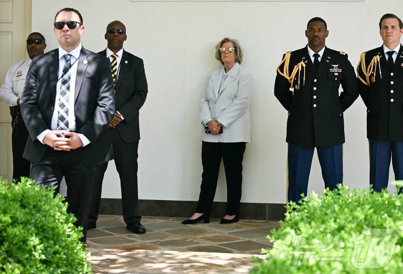 본문 이미지 - 수지 와일스 백악관 비서실장이 1일&#40;현지시간&#41; 워싱턴 백악관에서 열린 &#39;국가 기도의 날&#39; 행사서 도널드 트럼프 대통령의 연설을 지켜 보고 있다. 2025.05.02 ⓒ AFP=뉴스1 ⓒ News1 우동명 기자