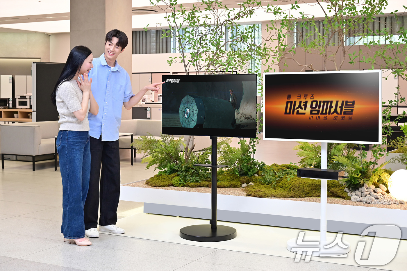 (서울=뉴스1) = 삼성전자가 전국 삼성 스토어 매장의 삼성 OLED TV와 결합된 무빙스타일과 더 프레임, QLED TV 제품 등에서 영화 '미션 임파서블 : 파이널 레코닝' 예 …