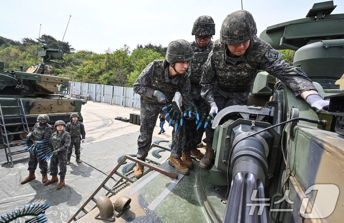 본문 이미지 -  2기갑여단 장병들이 본격적인 훈련에 앞서 비호복함에 30mm 연습예광탄을 장전하고 있다. (육군 제공. 재판매 및 DB 금지) 2025.5.2/뉴스1