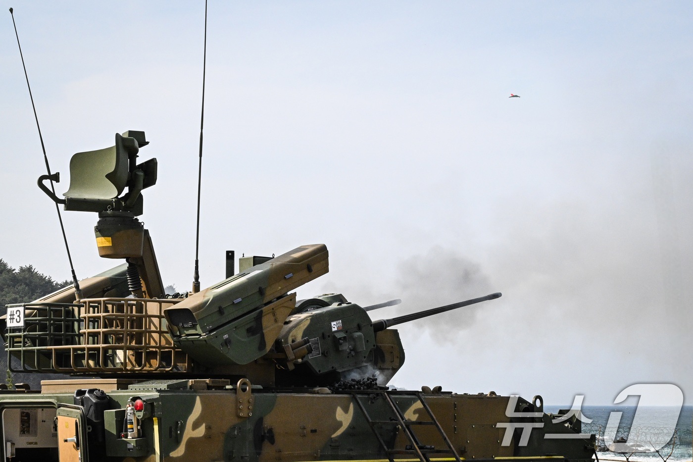 (서울=뉴스1) = 육군은 지난 4월 30일부터 강원도 고성 해안 일대에서 대공 실사격 훈련을 실시했다고 2일 밝혔다.2기갑여단 비호복합이 표적기를 향해 30mm 대공포를 발사하고 …