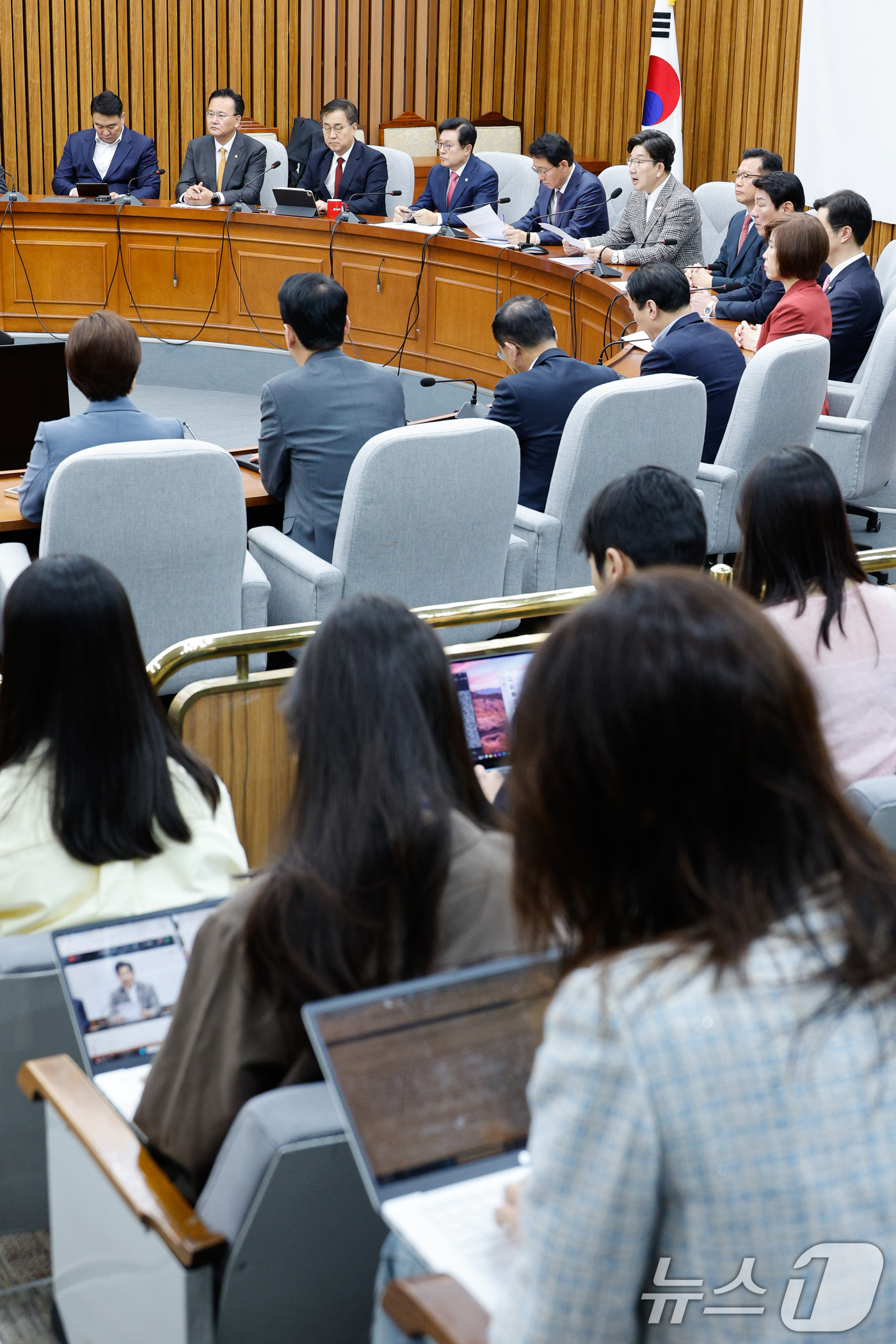 (서울=뉴스1) 안은나 기자 = 권성동 국민의힘 원내대표가 2일 오전 서울 여의도 국회에서 열린 원내대책회의에 참석해 모두 발언하고 있다. 2025.5.2/뉴스1