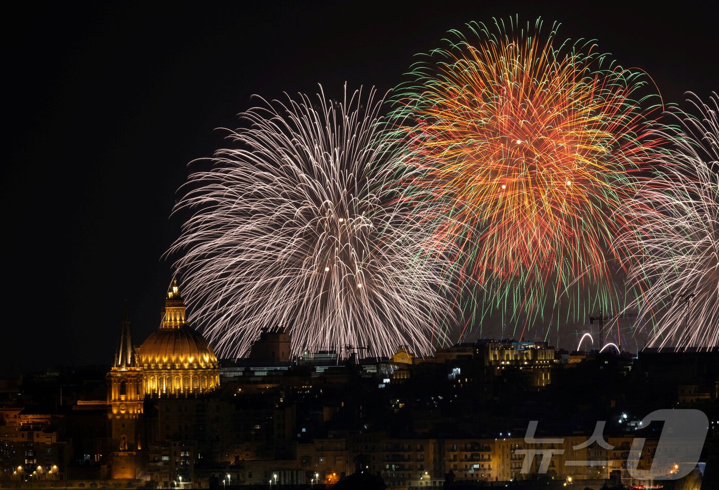 본문 이미지 - 지난달 30일(현지시간) 몰타 발레타에서 열린 '몰타 국제 불꽃축제'에서 화려한 불꽅이 밤하늘을 수놓고 있다. ⓒ 로이터=뉴스1