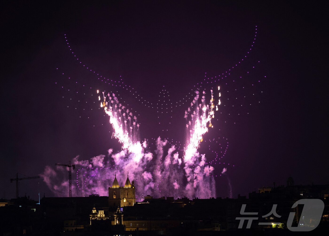 본문 이미지 - 지난달 30일(현지시간) 몰타 발레타에서 열린 '몰타 국제 불꽃축제'에서 화려한 불꽅이 밤하늘을 수놓고 있다. ⓒ 로이터=뉴스1