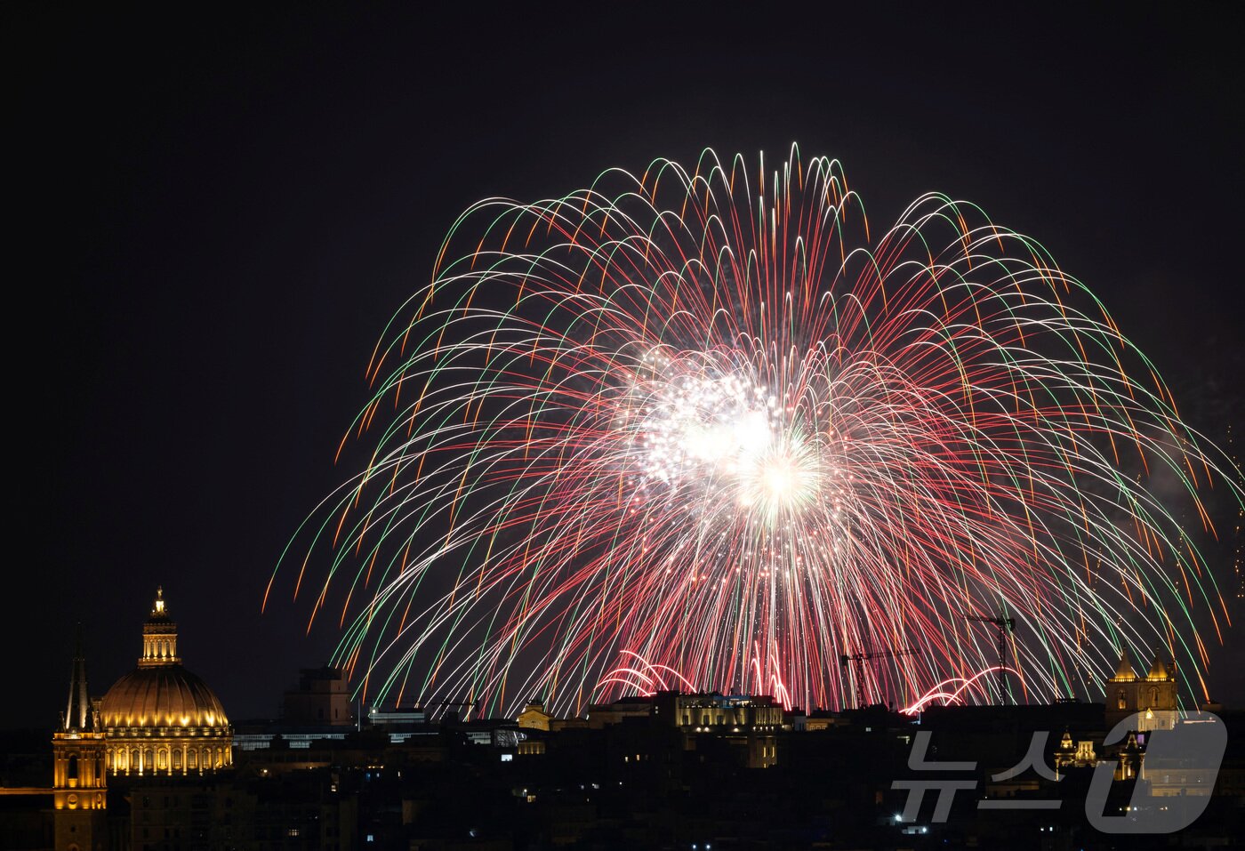 본문 이미지 - 지난달 30일(현지시간) 몰타 발레타에서 열린 '몰타 국제 불꽃축제'에서 화려한 불꽅이 밤하늘을 수놓고 있다. ⓒ 로이터=뉴스1