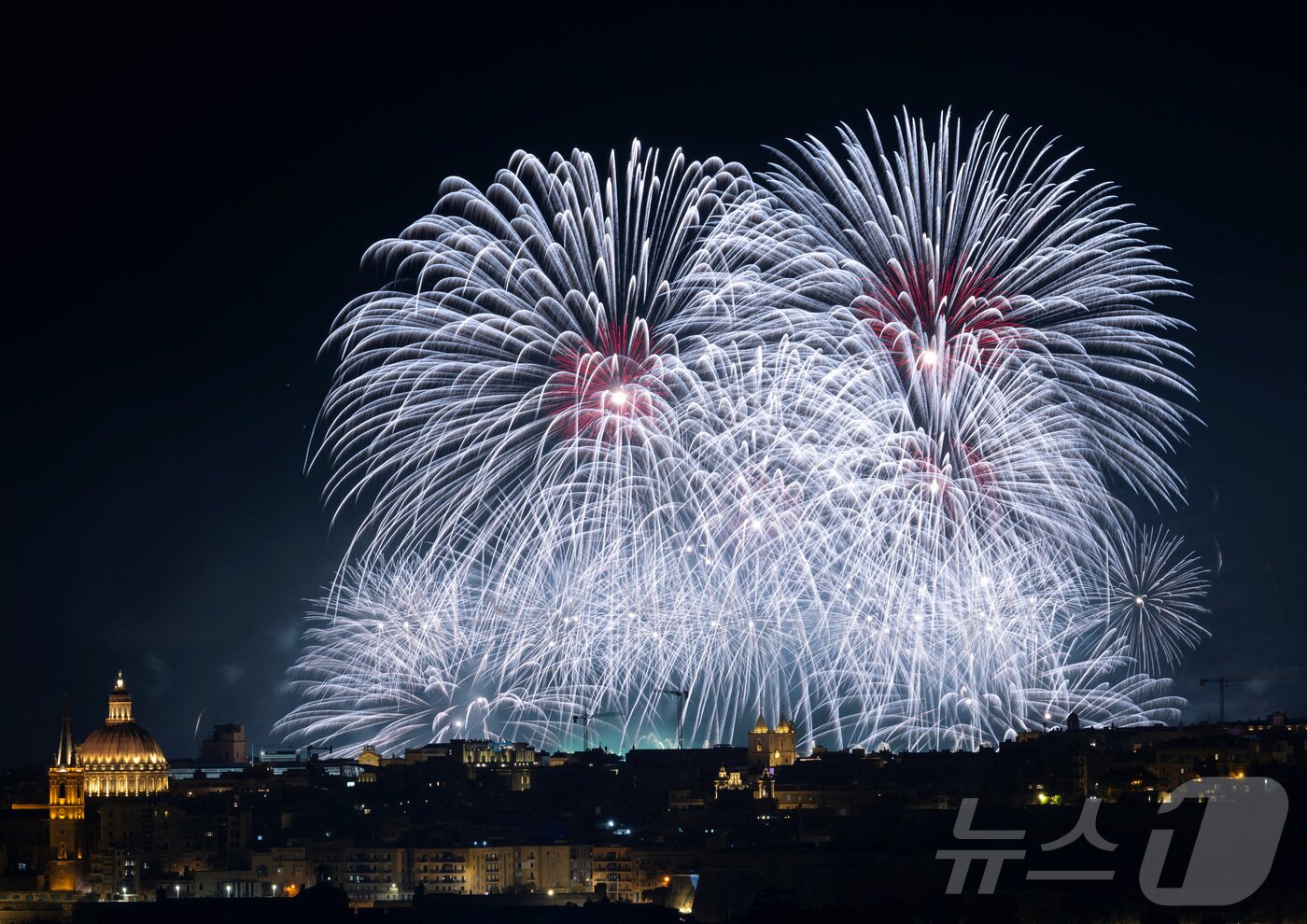 본문 이미지 - 지난달 30일(현지시간) 몰타 발레타에서 열린 '몰타 국제 불꽃축제'에서 화려한 불꽅이 밤하늘을 수놓고 있다. ⓒ 로이터=뉴스1