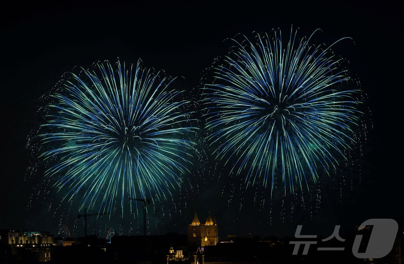 본문 이미지 - 지난달 30일(현지시간) 몰타 발레타에서 열린 '몰타 국제 불꽃축제'에서 화려한 불꽅이 밤하늘을 수놓고 있다. ⓒ 로이터=뉴스1