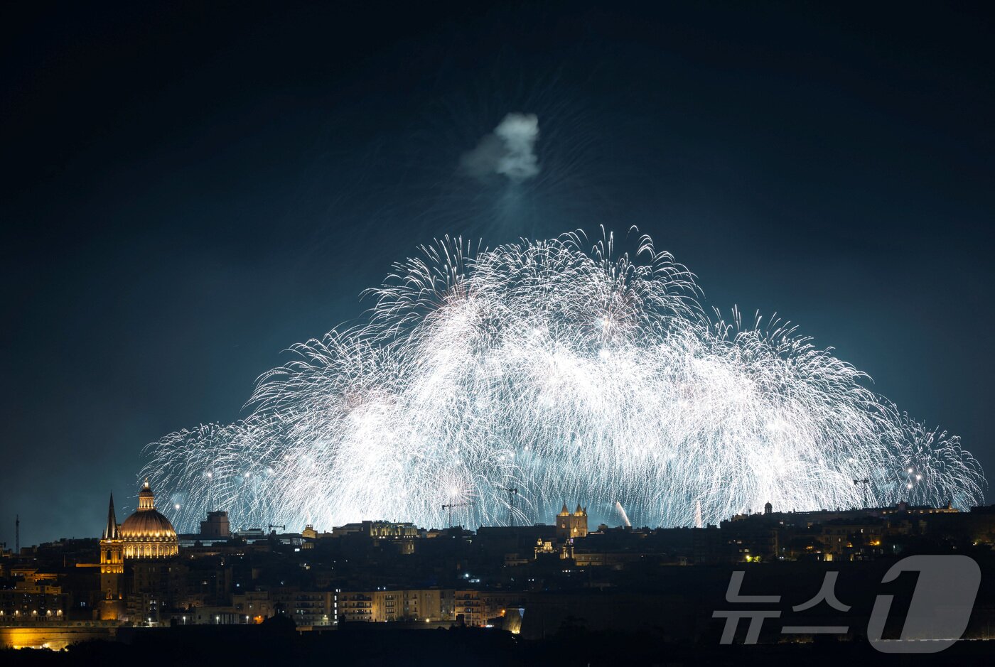 본문 이미지 - 지난달 30일(현지시간) 몰타 발레타에서 열린 '몰타 국제 불꽃축제'에서 화려한 불꽅이 밤하늘을 수놓고 있다. ⓒ 로이터=뉴스1