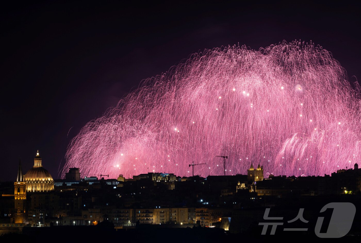 본문 이미지 - 지난달 30일(현지시간) 몰타 발레타에서 열린 '몰타 국제 불꽃축제'에서 화려한 불꽅이 밤하늘을 수놓고 있다. ⓒ 로이터=뉴스1