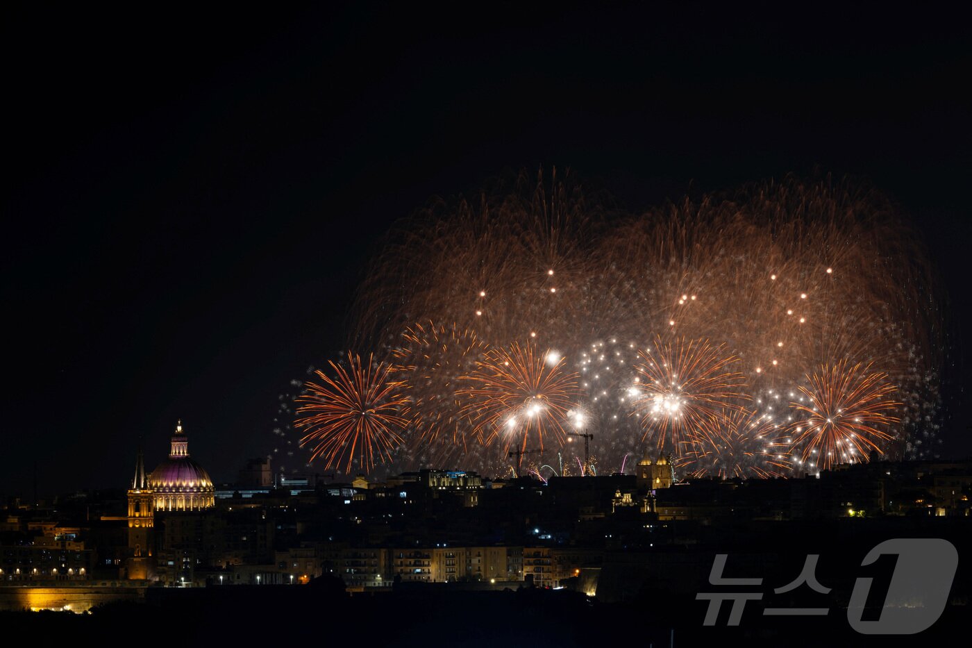 본문 이미지 - 지난달 30일(현지시간) 몰타 발레타에서 열린 '몰타 국제 불꽃축제'에서 화려한 불꽅이 밤하늘을 수놓고 있다. ⓒ 로이터=뉴스1