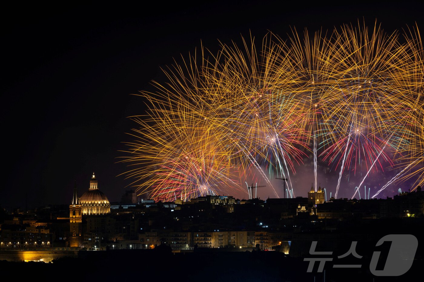 본문 이미지 - 지난달 30일(현지시간) 몰타 발레타에서 열린 '몰타 국제 불꽃축제'에서 화려한 불꽅이 밤하늘을 수놓고 있다. ⓒ 로이터=뉴스1