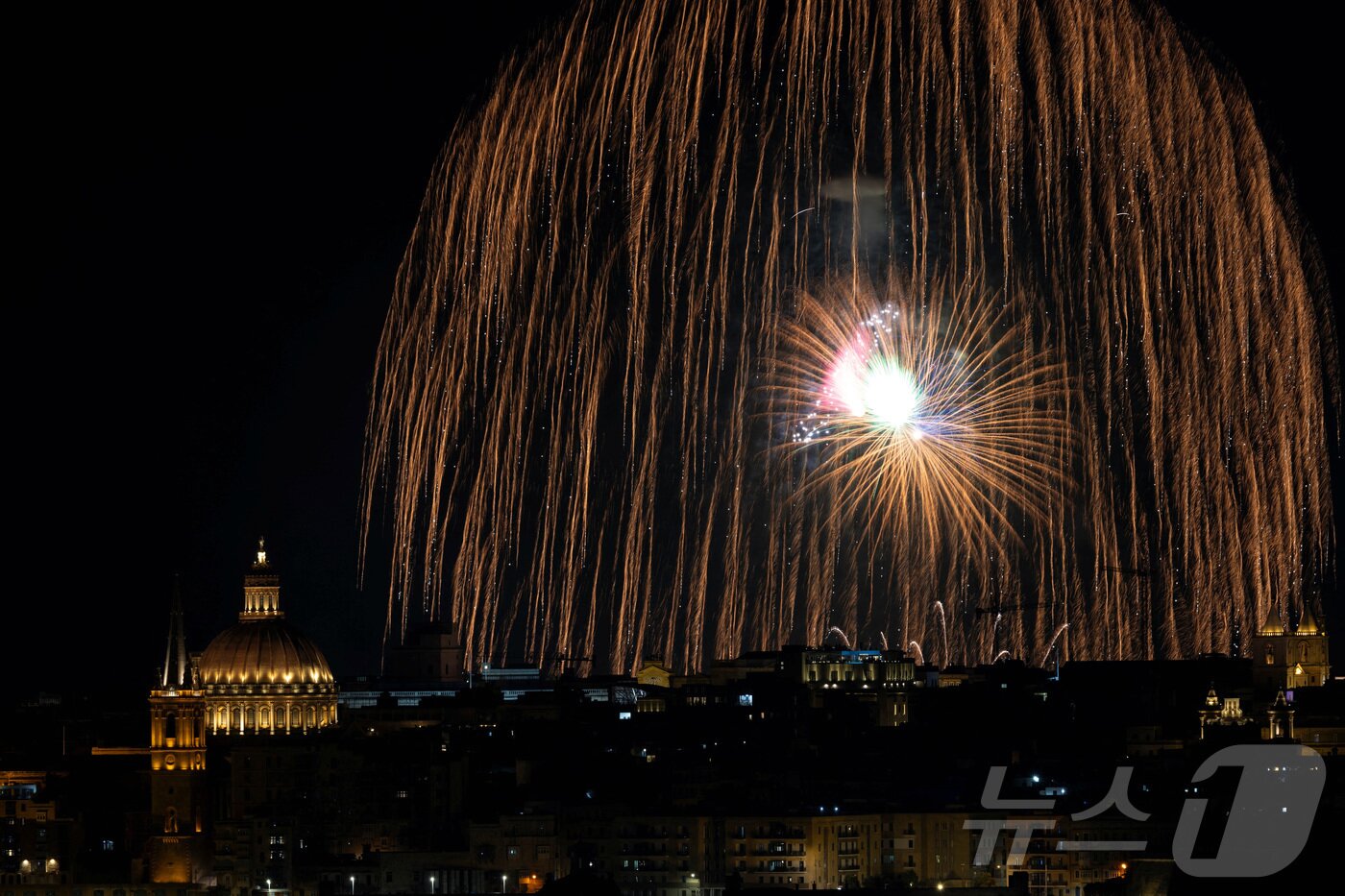 본문 이미지 - 지난달 30일(현지시간) 몰타 발레타에서 열린 '몰타 국제 불꽃축제'에서 화려한 불꽅이 밤하늘을 수놓고 있다. ⓒ 로이터=뉴스1