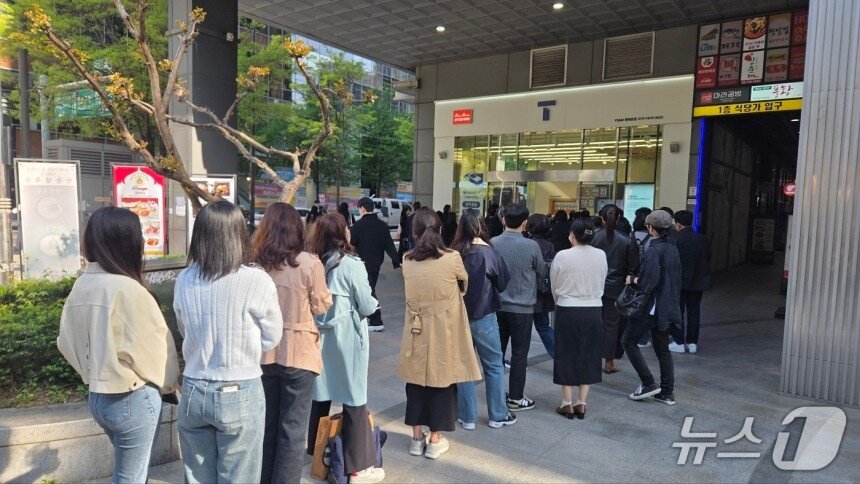 본문 이미지 - 서울 광화문 SK텔레콤 T월드 대리점 앞에 문을 열기도 전부터 사람들이 유심을 교체하기 위해 줄을 서 있다. 2025.04.28/뉴스1 김민석 기자