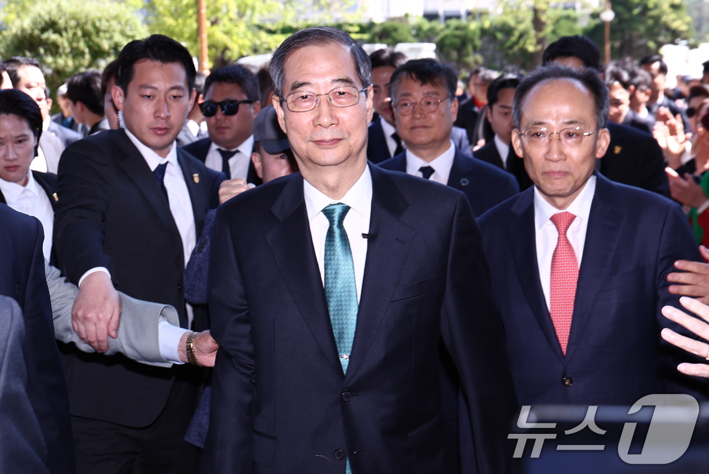 (서울=뉴스1) 김민지 기자 = 한덕수 전 국무총리가 2일 오전 서울 여의도 국회에서 '국민께 드리는 약속'을 주제로 제21대 대통령 선거 출마를 선언하기 위해 소통관에 입장하고 …