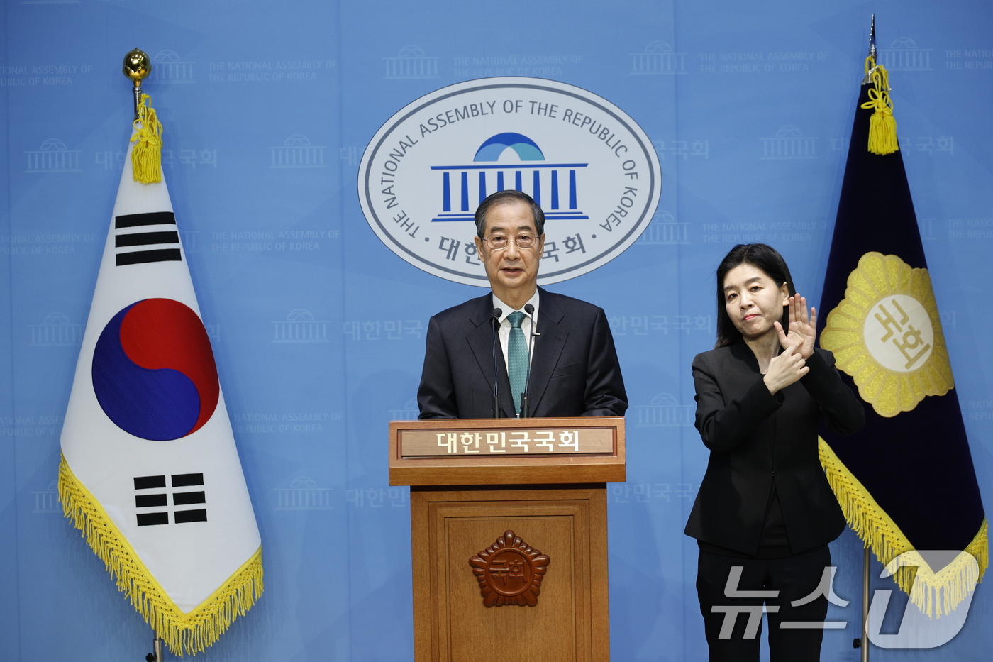 (서울=뉴스1) 안은나 기자 = 한덕수 전 국무총리가 2일 오전 서울 여의도 국회 소통관에서 '국민께 드리는 약속'을 주제로 제21대 대통령 선거 출마를 선언하고 있다. 2025. …