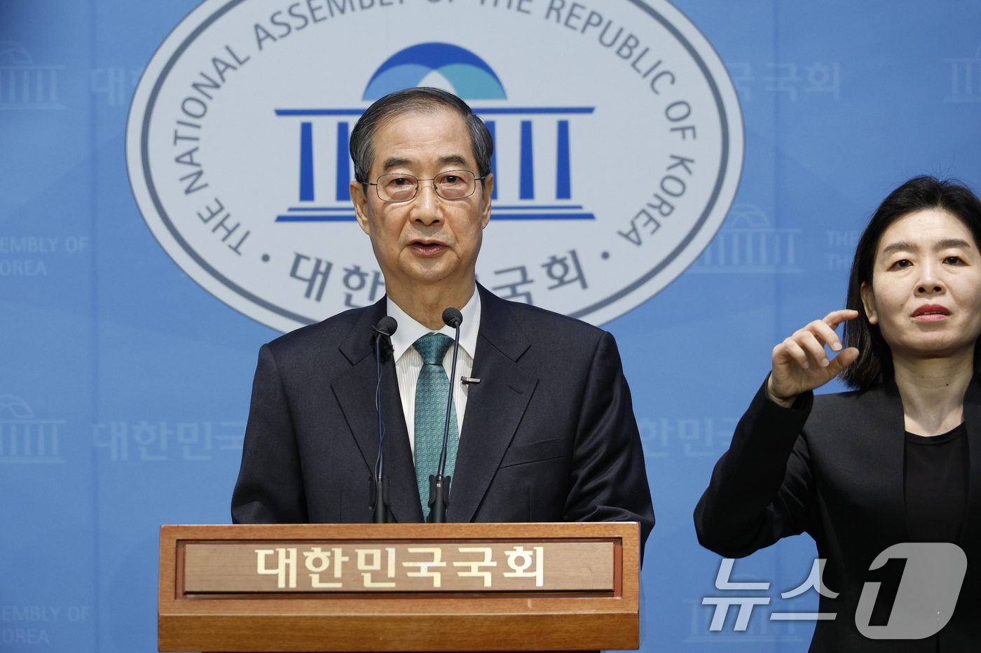 (서울=뉴스1) 안은나 기자 = 한덕수 전 국무총리가 2일 오전 서울 여의도 국회 소통관에서 '국민께 드리는 약속'을 주제로 제21대 대통령 선거 출마를 선언하고 있다. 2025. …