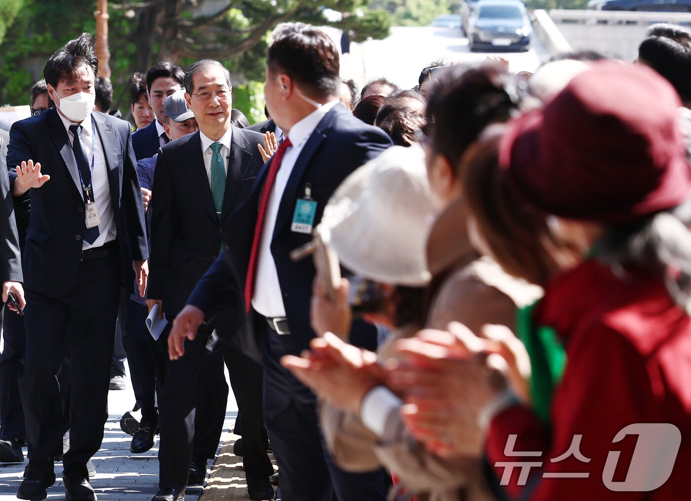 본문 이미지 - 한덕수 전 국무총리가 2일 오전 서울 여의도 국회에서 &#39;국민께 드리는 약속&#39;을 주제로 제21대 대통령 선거 출마를 선언하기 위해 소통관에 입장하고 있다. 2025.5.2/뉴스1 ⓒ News1 김민지 기자