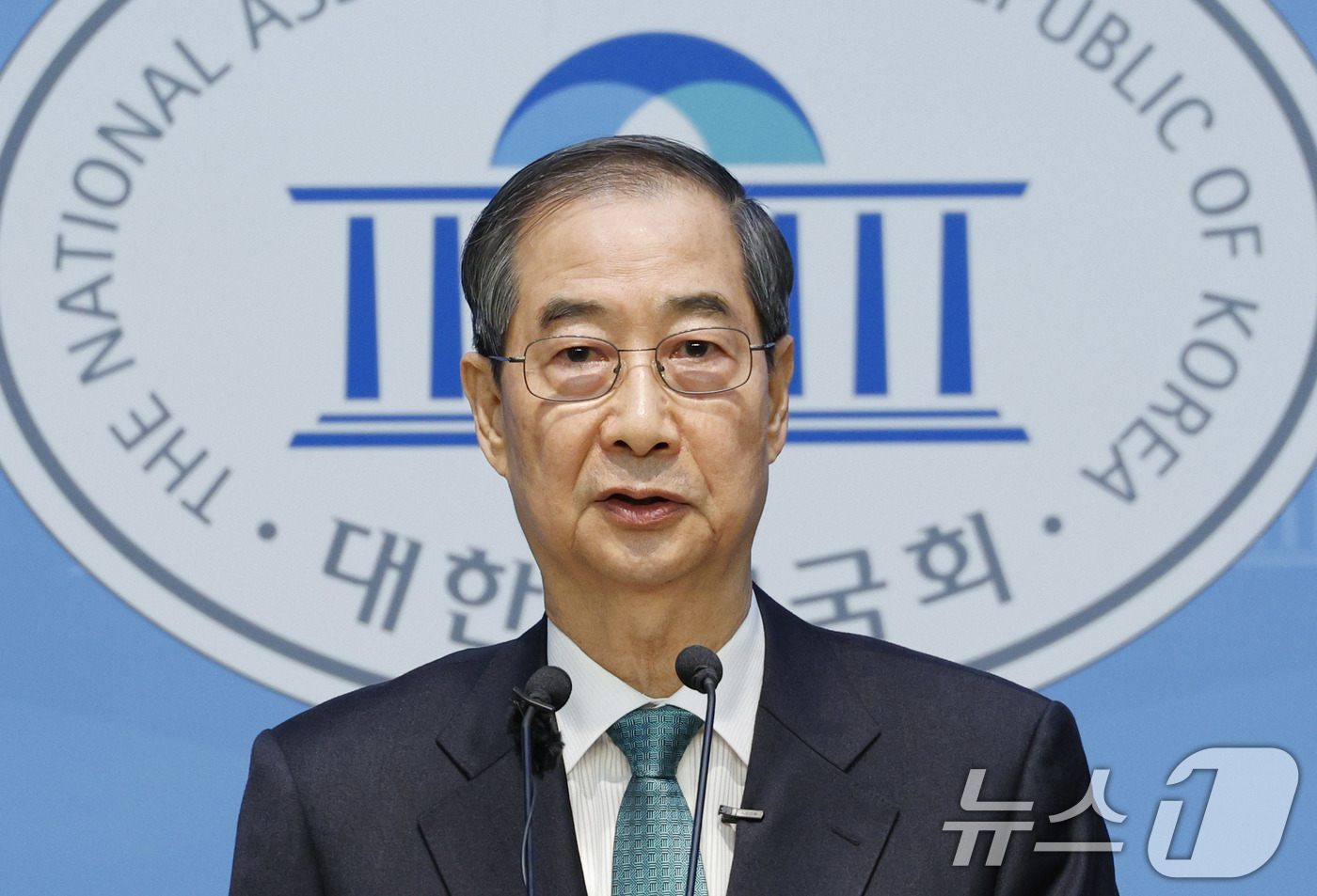 (서울=뉴스1) 안은나 기자 = 한덕수 전 국무총리가 2일 오전 서울 여의도 국회 소통관에서 '국민께 드리는 약속'을 주제로 제21대 대통령 선거 출마를 선언하고 있다. 2025. …