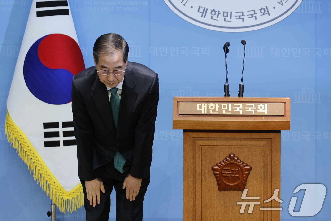 본문 이미지 - 한덕수 전 국무총리가 2일 오전 서울 여의도 국회 소통관에서 &#39;국민께 드리는 약속&#39;을 주제로 제21대 대통령 선거 출마 선언에 앞서 인사하고 있다.2025.5.2/뉴스1 ⓒ News1 안은나 기자