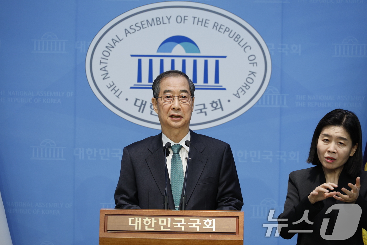 (서울=뉴스1) 안은나 기자 = 한덕수 전 국무총리가 2일 오전 서울 여의도 국회 소통관에서 '국민께 드리는 약속'을 주제로 제21대 대통령 선거 출마를 선언하고 있다. 2025. …