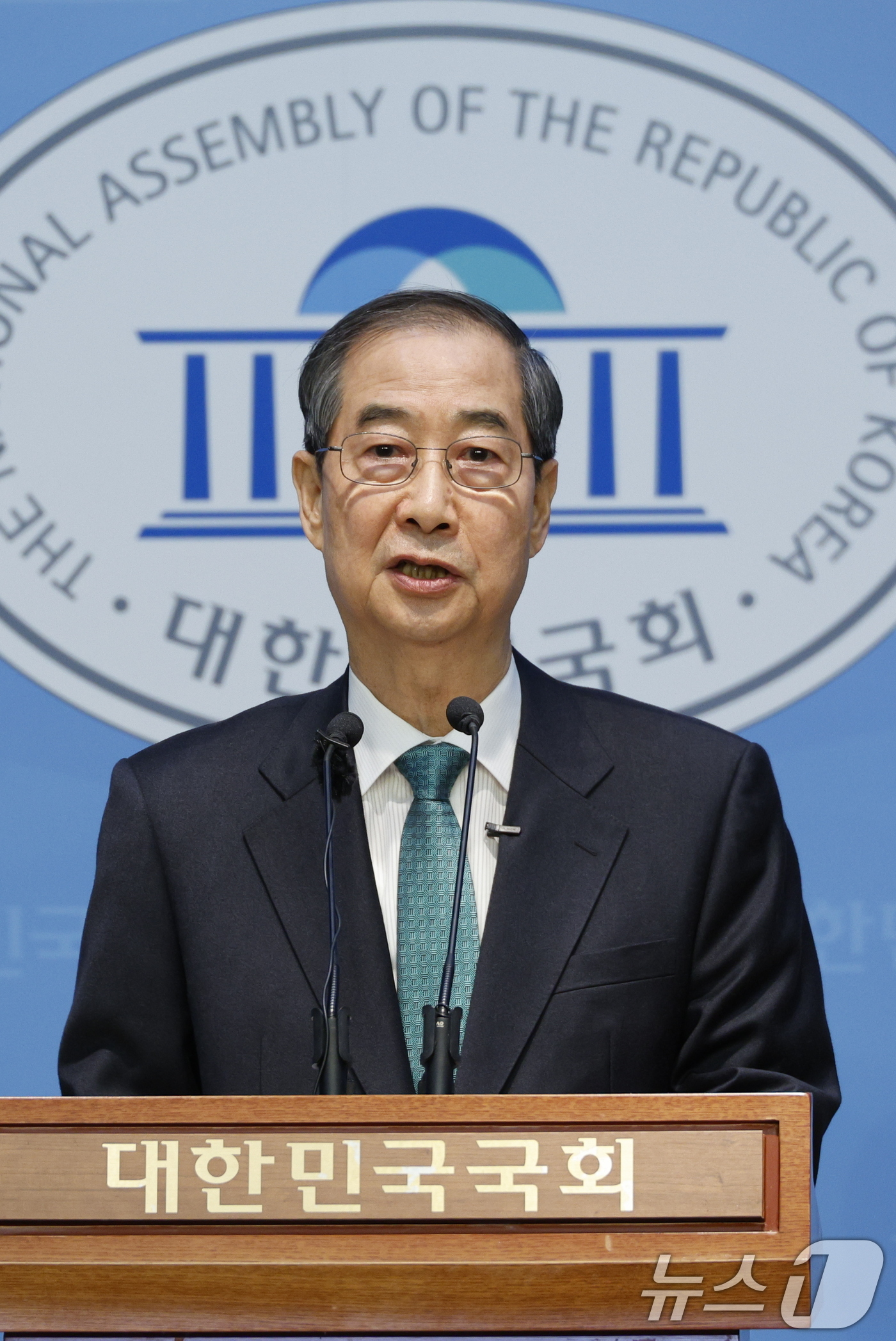 (서울=뉴스1) 안은나 기자 = 한덕수 전 국무총리가 2일 오전 서울 여의도 국회 소통관에서 '국민께 드리는 약속'을 주제로 제21대 대통령 선거 출마를 선언하고 있다. 2025. …