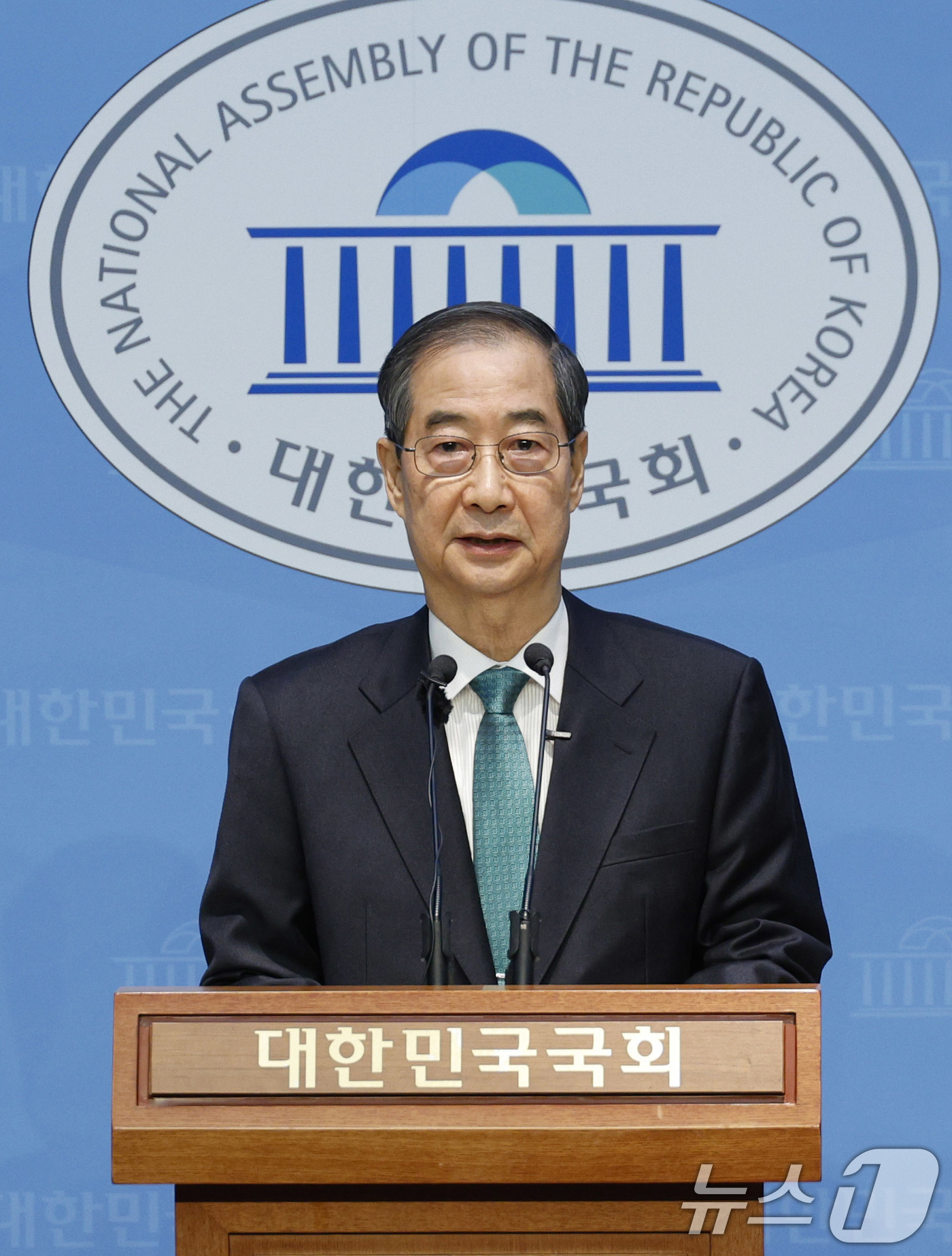 (서울=뉴스1) 안은나 기자 = 한덕수 전 국무총리가 2일 오전 서울 여의도 국회 소통관에서 '국민께 드리는 약속'을 주제로 제21대 대통령 선거 출마를 선언하고 있다. 2025. …