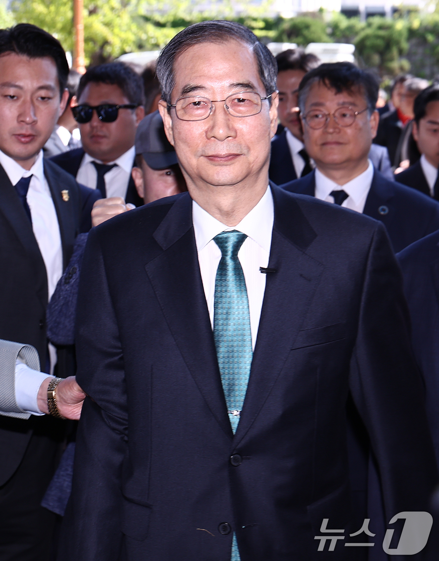 (서울=뉴스1) 김민지 기자 = 한덕수 전 국무총리가 2일 오전 서울 여의도 국회에서 '국민께 드리는 약속'을 주제로 제21대 대통령 선거 출마를 선언하기 위해 소통관에 입장하고 …