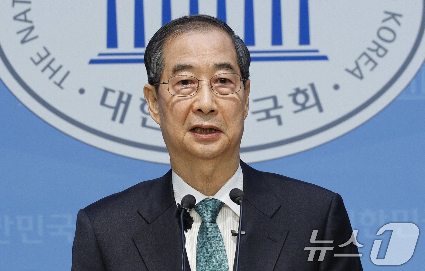 본문 이미지 - 한덕수 전 국무총리가 2일 오전 서울 여의도 국회 소통관에서 &#39;국민께 드리는 약속&#39;을 주제로 제21대 대통령 선거 출마를 선언하고 있다. 2025.5.2/뉴스1 ⓒ News1 안은나 기자