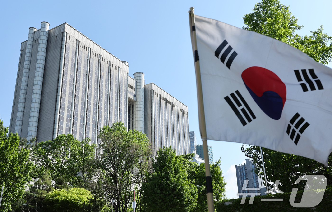 (서울=뉴스1) 신웅수 기자 = 서울고등법원이 이재명 더불어민주당 대통령 후보의 공직선거법 위반 혐의 사건을 다시 맡았다.대법원 전원합의체는 지난 1일 이 후보의 공직선거법 위반 …