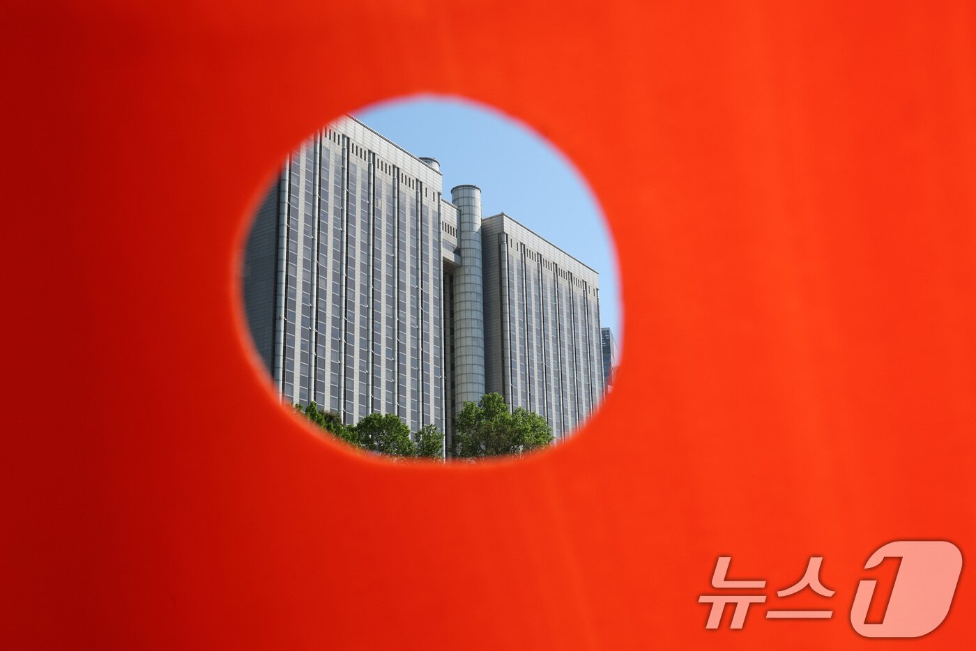 본문 이미지 - 서울고법이 2일 대법원으로부터 이재명 더불어민주당 대선 후보의 공직선거법 사건 소송기록을 돌려받았다. 서울고법은 이날 오전 이 후보의 공직선거법 사건 기록이 도착했다고 밝혔다. 대법원 전원합의체가 1일 이 후보 사건에 대해 무죄를 선고한 2심 판결을 유죄 취지로 파기 환송한지 하루 만이다. 사진은 2일 서울 서초구 서울고등법원의 모습. 2025.5.2/뉴스1 ⓒ News1 신웅수 기자