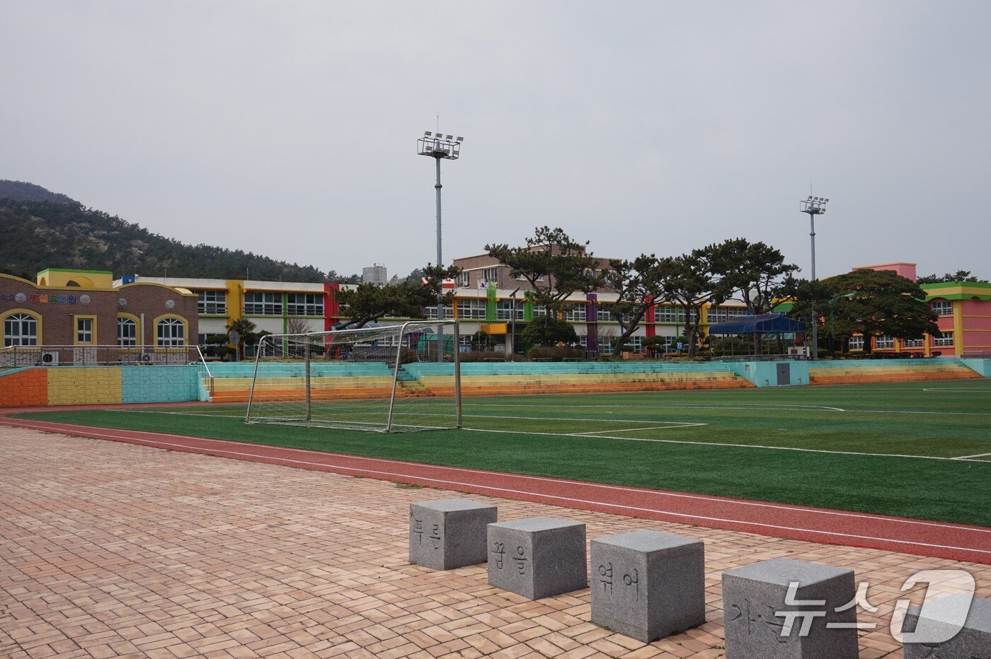 본문 이미지 - 올해로 개교 100주년을 맞는 조도초등학교 2025.5.2/뉴스1 ⓒ News1 조영석 기자