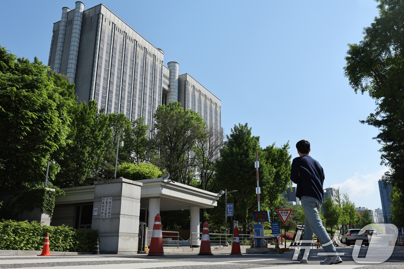 (서울=뉴스1) 신웅수 기자 = 서울고등법원이 이재명 더불어민주당 대통령 후보의 공직선거법 위반 혐의 사건을 다시 맡았다.대법원 전원합의체는 지난 1일 이 후보의 공직선거법 위반 …