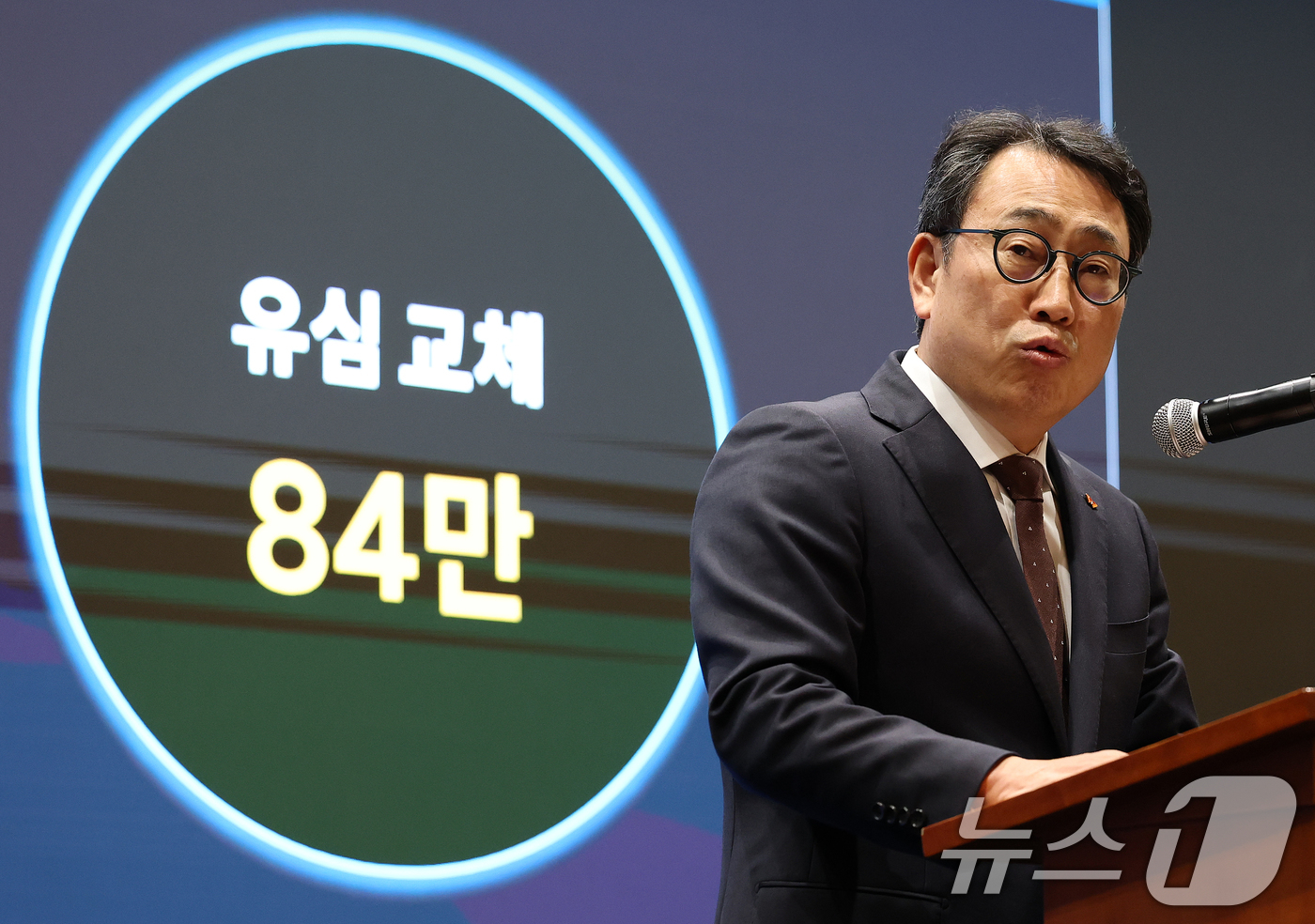 (서울=뉴스1) 오대일 기자 = 유영상 SK텔레콤 대표이사가 2일 오전 서울 중구 SK텔레콤 T타워에서 열린 사이버 침해 관련 일일 브리핑에서 유심(USIM) 정보 해킹 사고 대책 …