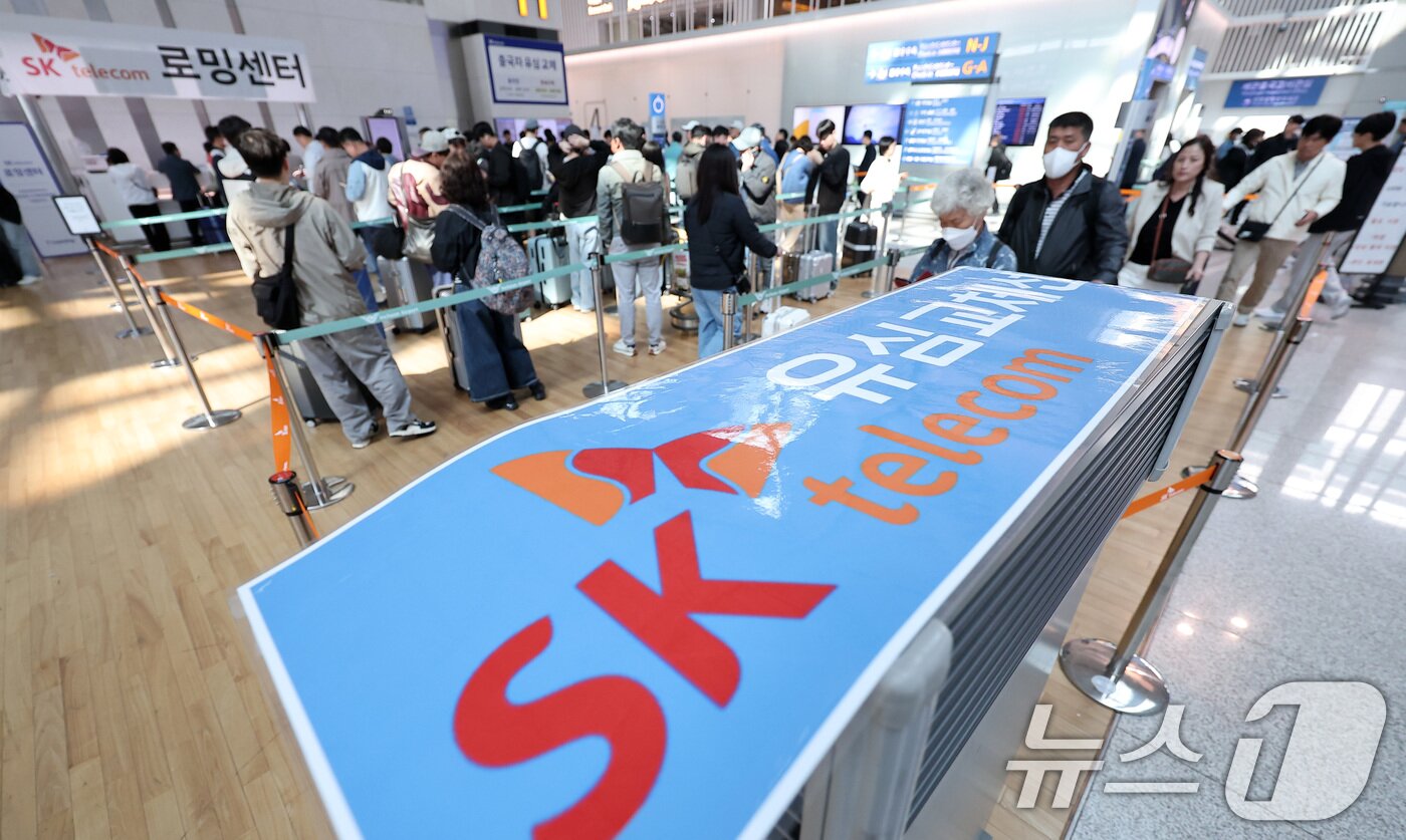 본문 이미지 - 황금연휴를 앞둔 2일 오전 인천국제공항 제1여객터미널 출국장에 마련된 SK텔레콤 로밍센터에서 여행객들이 유심 교체 서비스를 받기 위해 대기하고 있다. 2025.5.2/뉴스1 ⓒ News1 김성진 기자