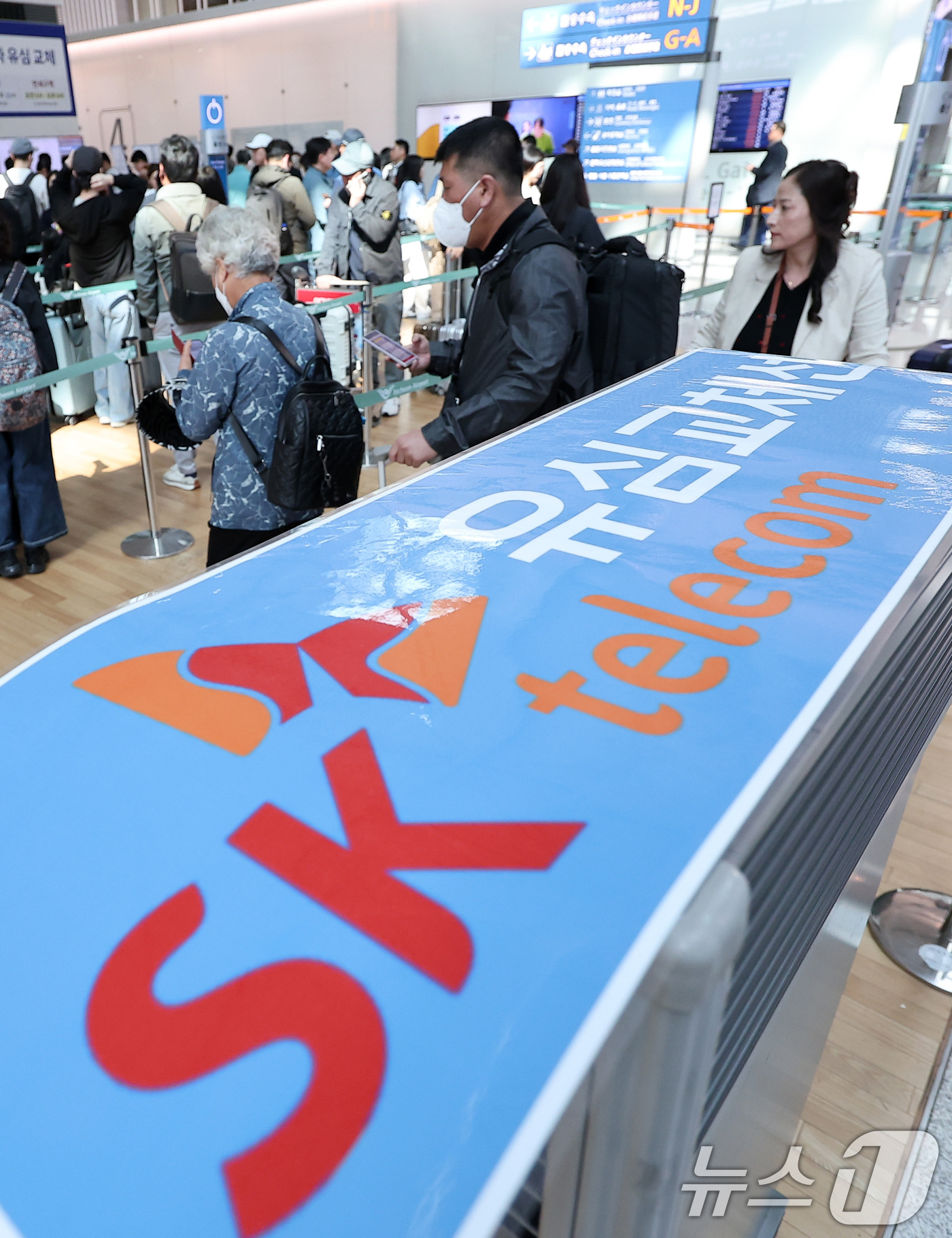 (인천공항=뉴스1) 김성진 기자 = 황금연휴를 앞둔 2일 오전 인천국제공항 제1여객터미널 출국장에 마련된 SK텔레콤 로밍센터에서 여행객들이 유심 교체 서비스를 받기 위해 대기하고 …
