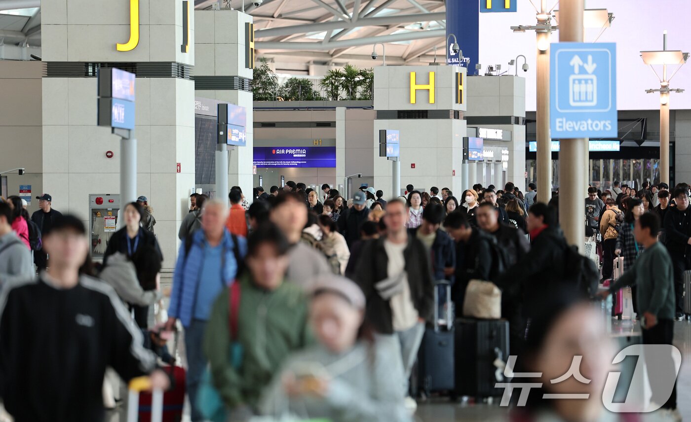본문 이미지 - 황금연휴를 앞둔 2일 오전 인천국제공항 제1여객터미널 출국장이 여행객들로 붐비고 있다. 2025.5.2/뉴스1 ⓒ News1 김성진 기자
