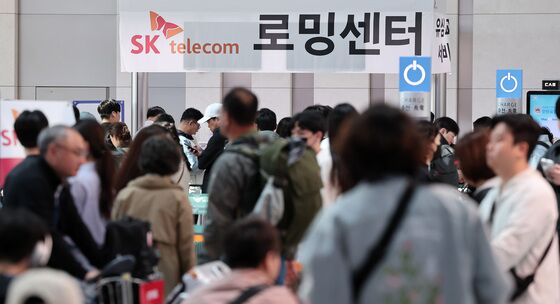 SKT 유심보호 1991만명 가입…"연휴 기간 공항 중심 지원"