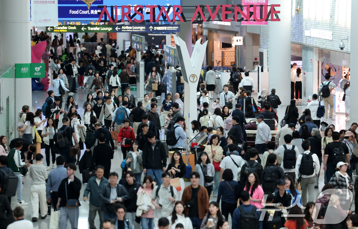 (인천공항=뉴스1) 김성진 기자 = 황금연휴를 앞둔 2일 오전 인천국제공항 제1여객터미널 면세구역이 여행객들로 붐비고 있다. 2025.5.2/뉴스1