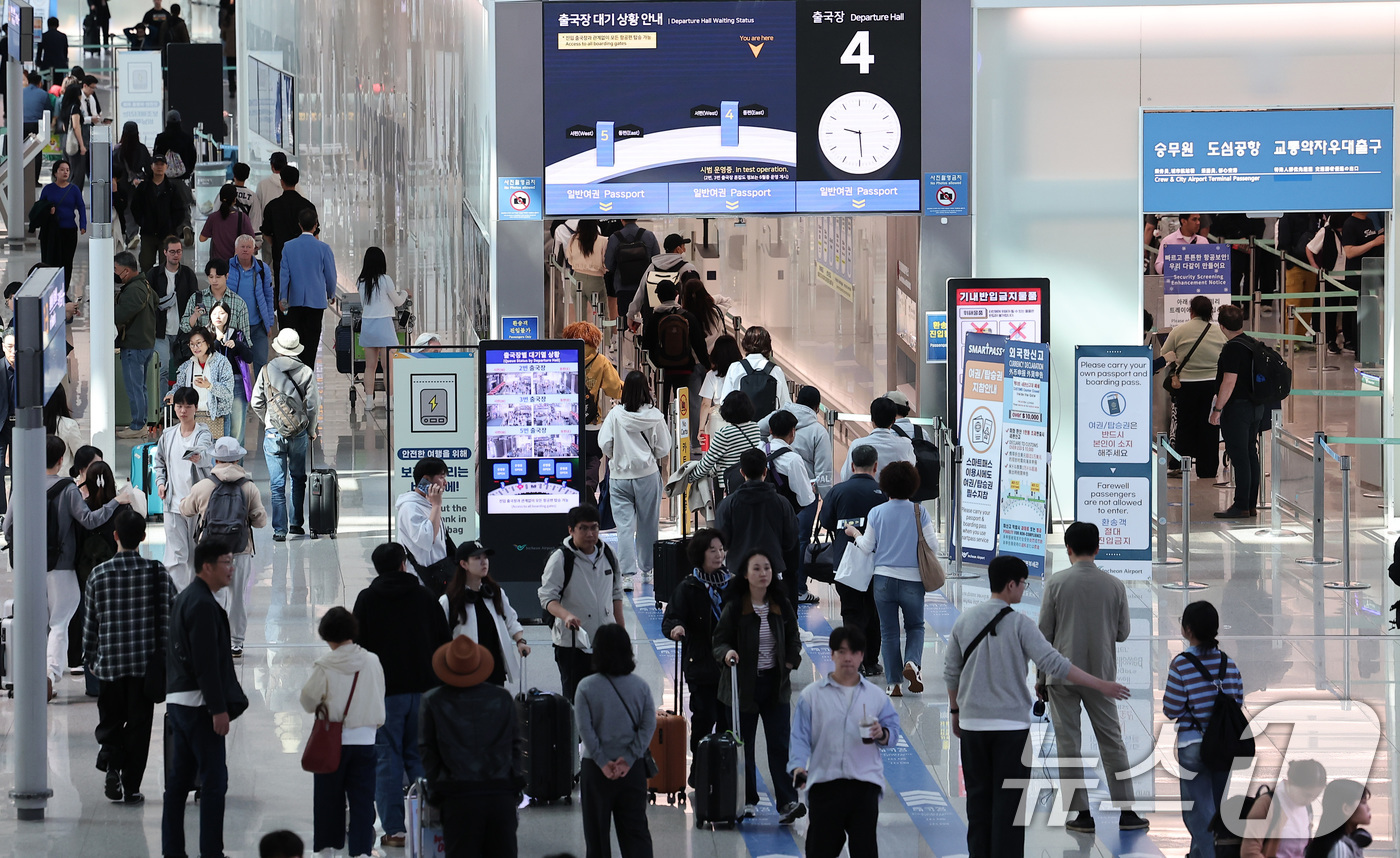 (인천공항=뉴스1) 김성진 기자 = 황금연휴를 앞둔 2일 오전 인천국제공항 제1여객터미널 출국장이 여행객들로 붐비고 있다. 2025.5.2/뉴스1