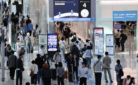 황금연휴 앞두고 여행객들로 붐비는 인천공항
