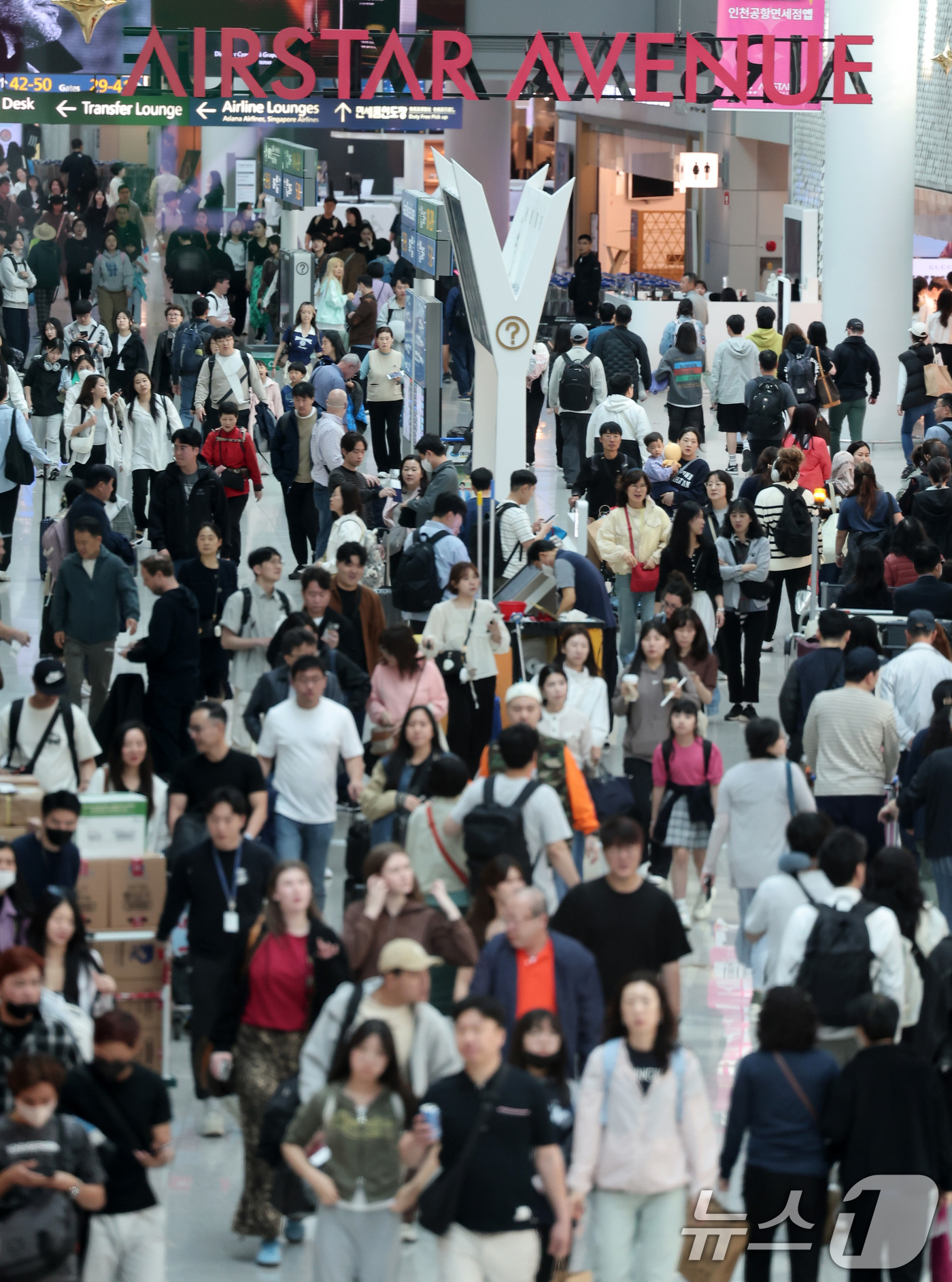 (인천공항=뉴스1) 김성진 기자 = 황금연휴를 앞둔 2일 오전 인천국제공항 제1여객터미널 면세구역이 여행객들로 붐비고 있다. 2025.5.2/뉴스1