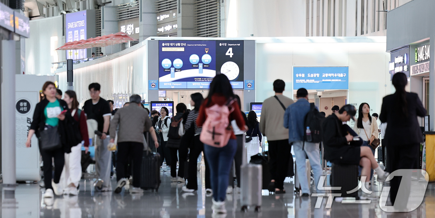 (인천공항=뉴스1) 김성진 기자 = 황금연휴를 앞둔 2일 오전 인천국제공항 제1여객터미널 출국장이 여행객들로 붐비고 있다. 2025.5.2/뉴스1