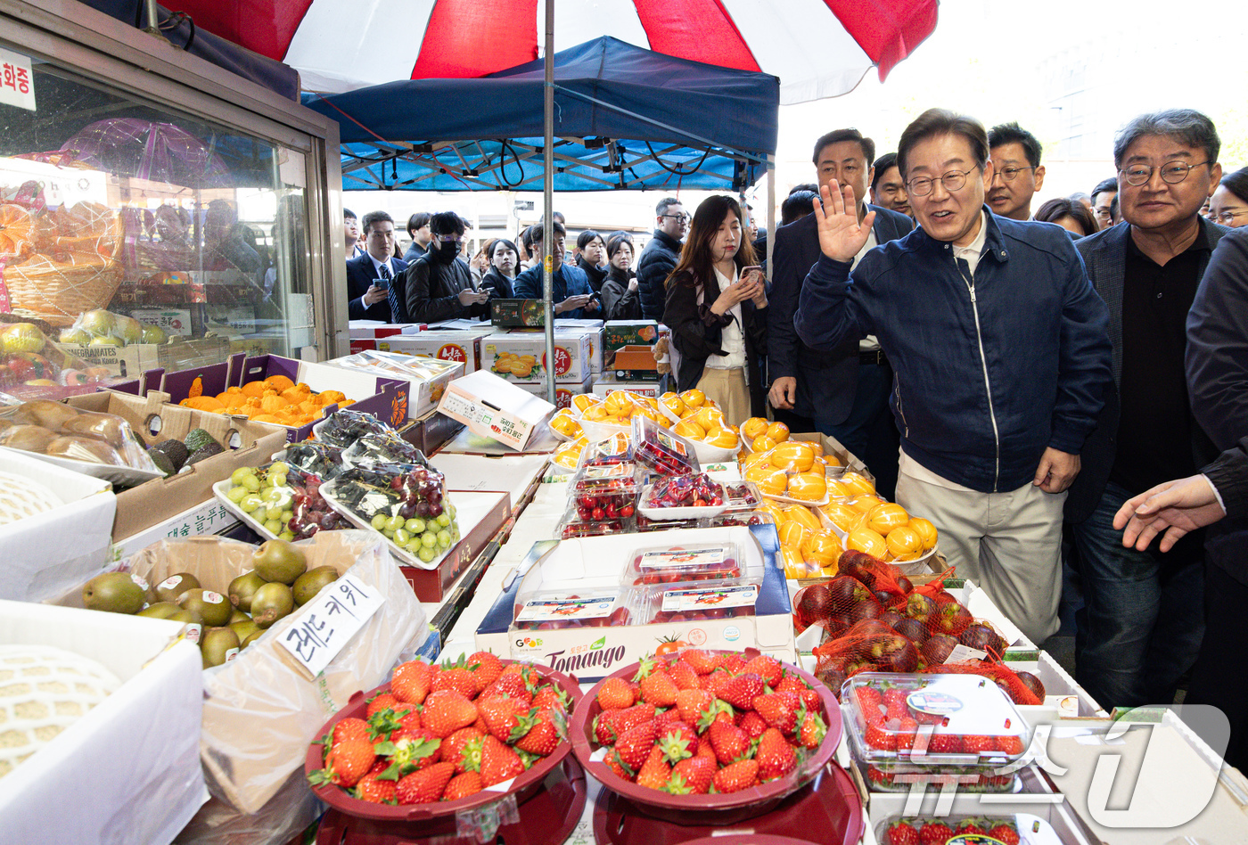 (철원=뉴스1) 이재명 기자 = '골목골목 경청투어 : 접경벨트편'에 나선 이재명 더불어민주당 대통령 후보가 2일 오전 강원 철원군 동송전통시장을 찾아 시민들을 향해 인사하고 있다 …