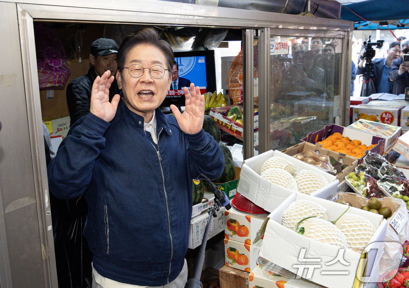 (철원=뉴스1) 이재명 기자 = '골목골목 경청투어 : 접경벨트편'에 나선 이재명 더불어민주당 대통령 후보가 2일 오전 강원 철원군 동송전통시장을 찾아 시민들을 향해 인사하고 있다 …