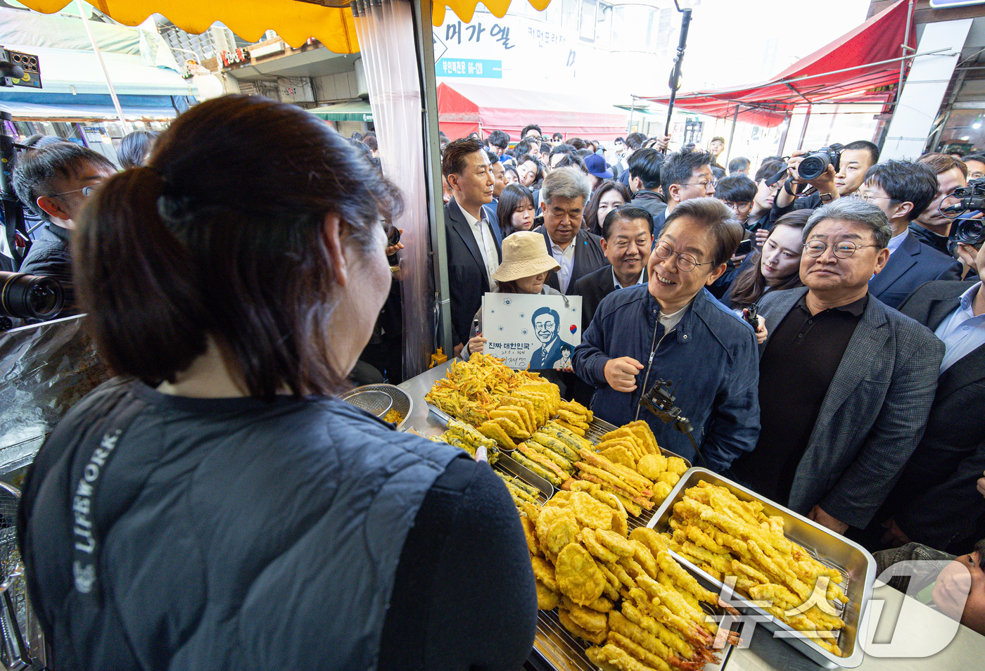 (철원=뉴스1) 이재명 기자 = '골목골목 경청투어 : 접경벨트편'에 나선 이재명 더불어민주당 대통령 후보가 2일 오전 강원 철원군 동송전통시장을 찾아 분식점 사장과 대화를 하고 …