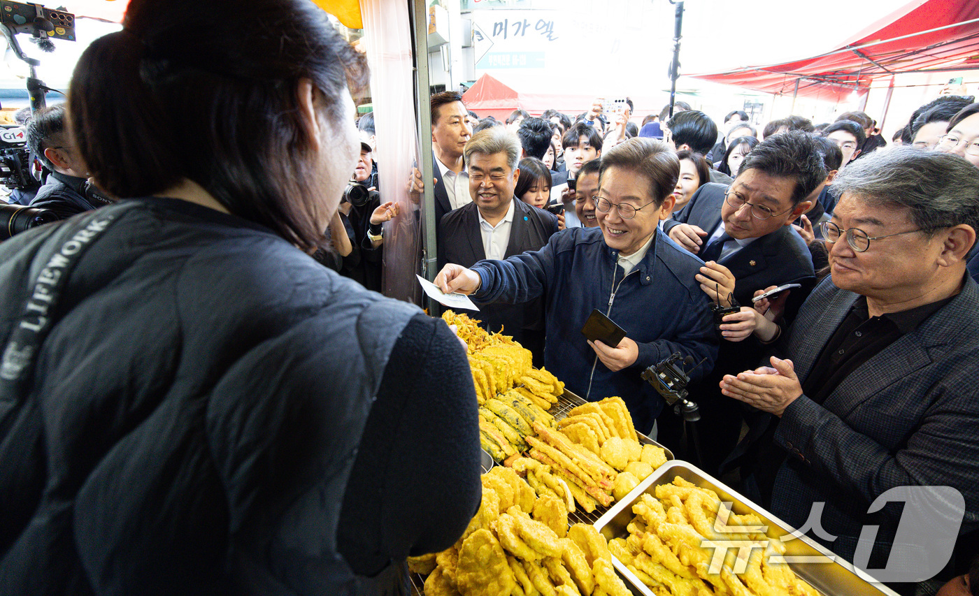 (철원=뉴스1) 이재명 기자 = '골목골목 경청투어 : 접경벨트편'에 나선 이재명 더불어민주당 대통령 후보가 2일 오전 강원 철원군 동송전통시장에 위치한 분식점을 찾아 지역화폐로 …