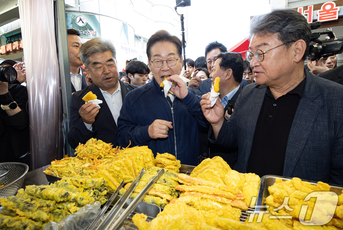 (철원=뉴스1) 이재명 기자 = '골목골목 경청투어 : 접경벨트편'에 나선 이재명 더불어민주당 대통령 후보가 2일 오전 강원 철원군 동송전통시장에 위치한 분식점을 찾아 튀김을 맛보 …