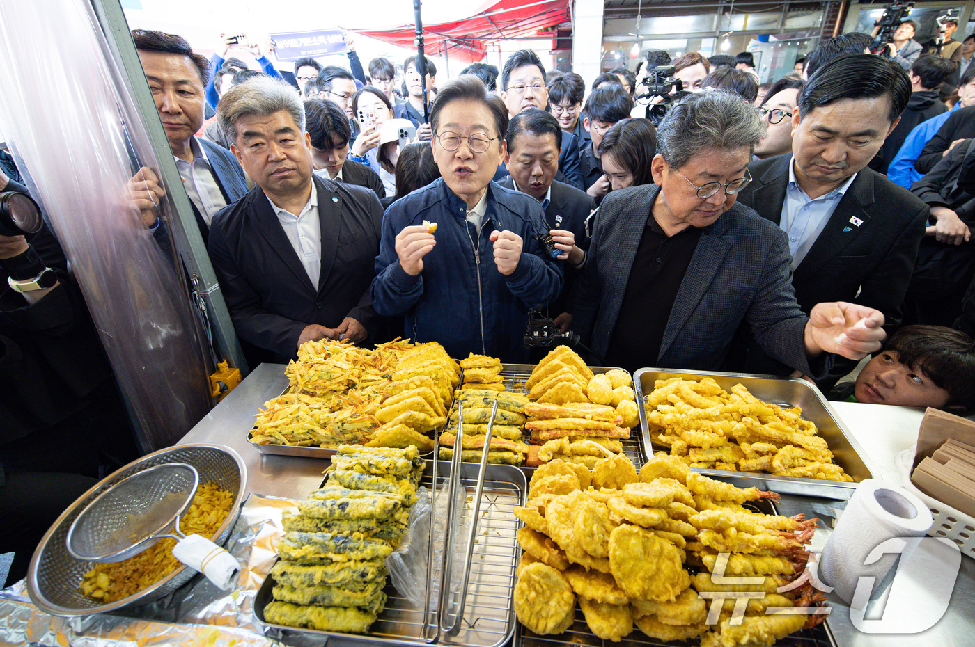 (철원=뉴스1) 이재명 기자 = '골목골목 경청투어 : 접경벨트편'에 나선 이재명 더불어민주당 대통령 후보가 2일 오전 강원 철원군 동송전통시장을 찾아 분식점 사장과 대화를 하고 …