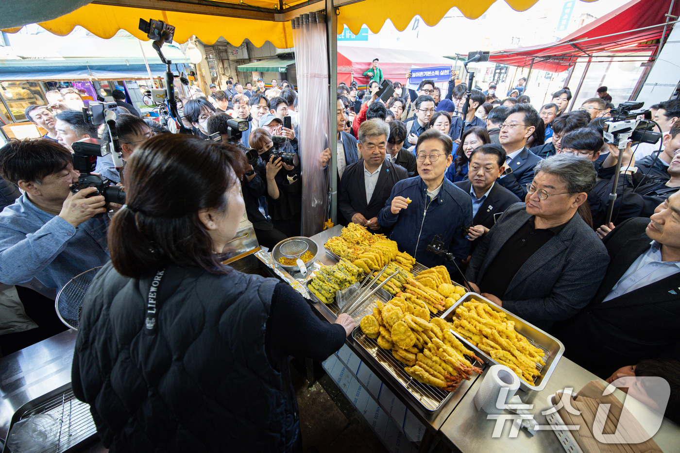 (철원=뉴스1) 이재명 기자 = '골목골목 경청투어 : 접경벨트편'에 나선 이재명 더불어민주당 대통령 후보가 2일 오전 강원 철원군 동송전통시장을 찾아 분식점 사장과 대화를 하고 …
