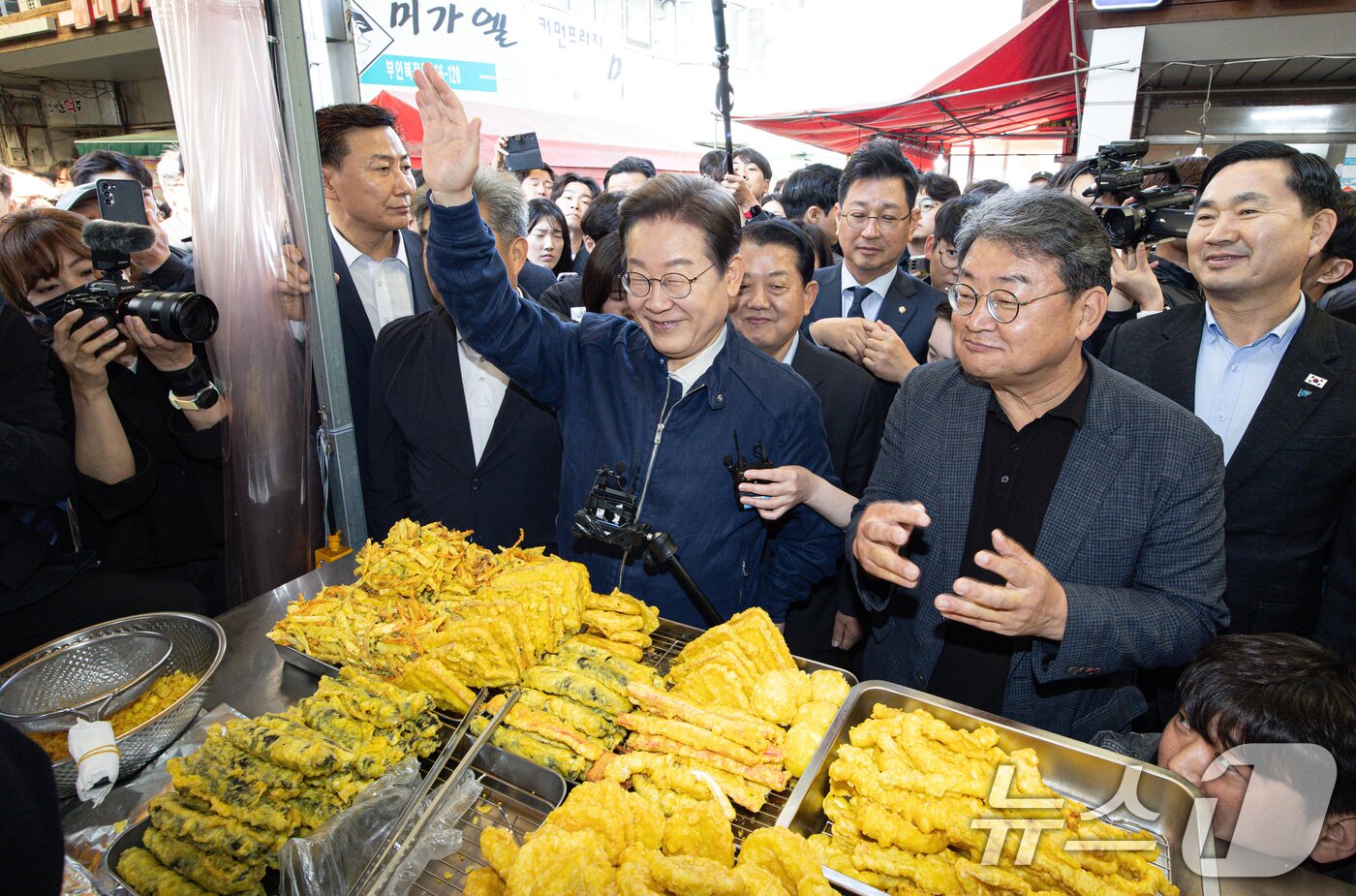 본문 이미지 - '골목골목 경청투어 : 접경벨트편'에 나선 이재명 더불어민주당 대통령 후보가 2일 오전 강원 철원군 동송전통시장을 찾아 시민들을 향해 인사하고 있다. 2025.5.2/뉴스1 ⓒ News1 이재명 기자